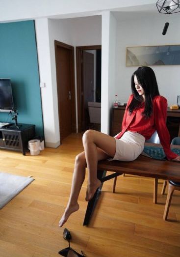 年轻的女教师在线播放